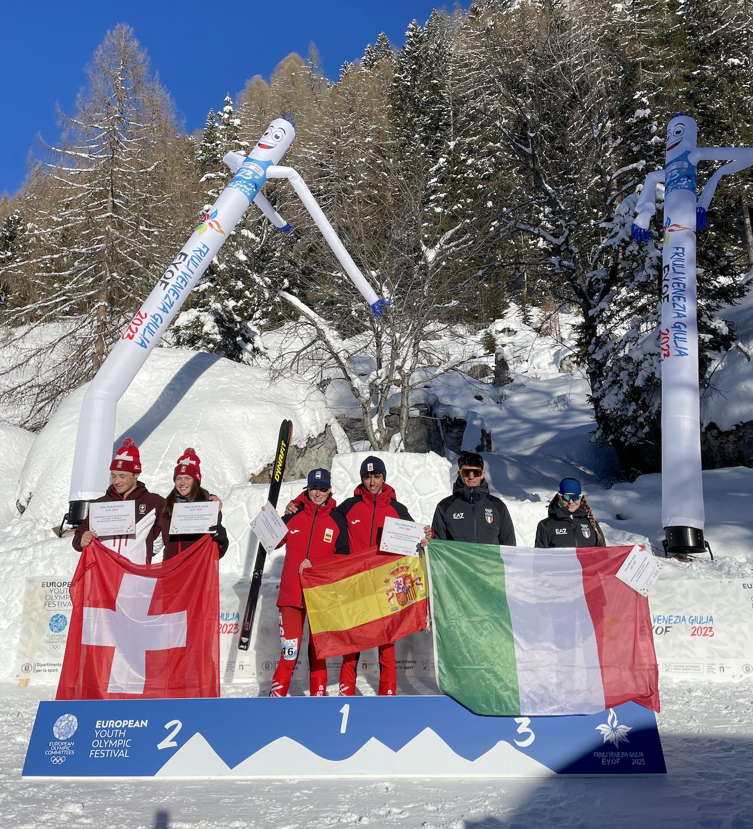 WINNERS EYOF SKI MOUNTAINEERING SELLES SANCHEZ Laia- FENOLL FERNANDEZ Miguel - POLLINGER Lynn, PHARISA Mathieu -BERTOLINA Melissa - CANOVI Erik. EYOF 2023 SKI MOUNTAINEERING MIXED RELAY WINNERS