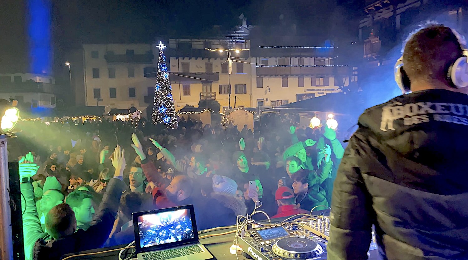 piazza centrale forni di sopra